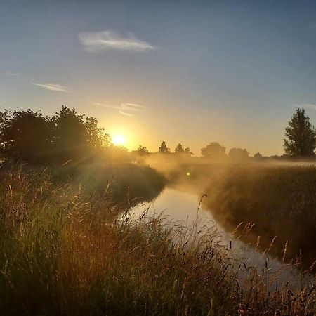 Rustig Gelegen Chalet Kapeki Met Tuin Aan Het Water Geel Exteriér fotografie